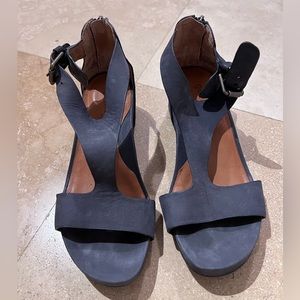 Gentle Souls Gisele T-Strap Wedge Sandal Size 5.5 color:navy